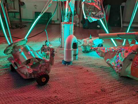 Schrottroboter im Neonlicht